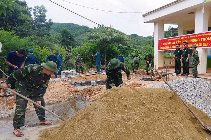 Cán bộ, chiến sĩ hai đơn vị tham gia xây dựng nhà ăn Điểm trường mầm non Cái Gian