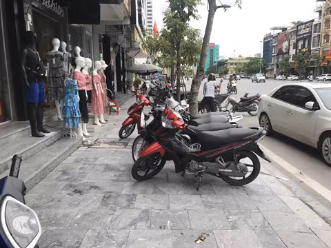 Nhiều người dân vẫn để xe mô tô lấn chiếm hết vỉa hè. Ảnh chụp trên phố Cao Thắng 