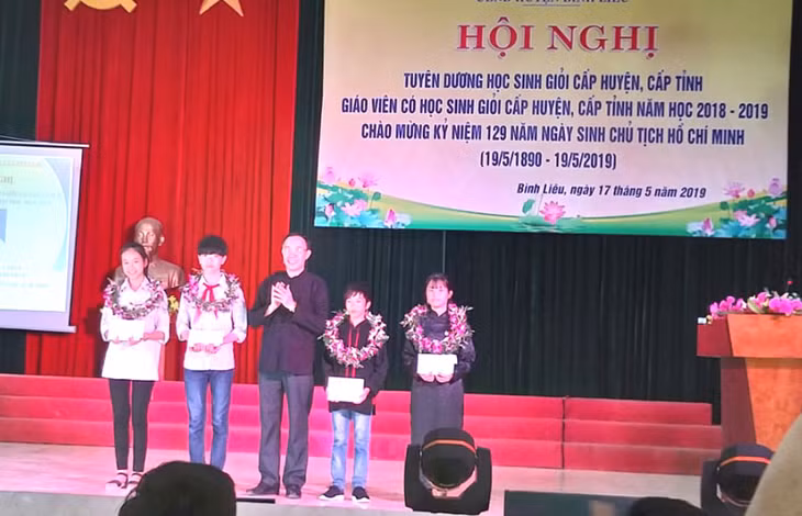Trần Trung Hiếu (thứ 2 từ bên phải) tại Hội nghị tuyên dương học sinh giỏi cấp huyện, tỉnh tại huyện Bình Liêu năm học 2018 – 2019