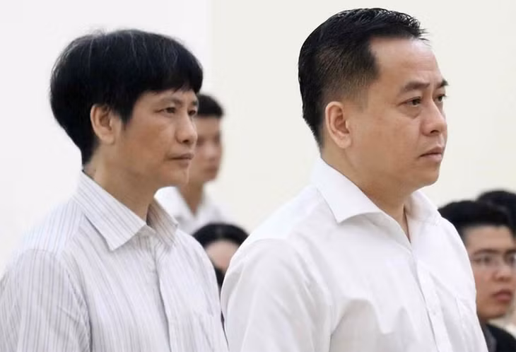 Bị cáo Vũ "Nhôm" (bên phải) và bị cáo Nguyễn Hữu Bách (cựu phó Cục B61) hầu tòa ngày 12/6. Ảnh: TTXVN