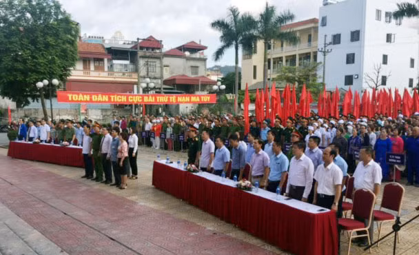 Đông đảo các tầng lớp nhân dân trên địa bàn mít tinh hưởng ứng “Tháng hành động phòng, chống ma túy; Ngày Quốc tế và Ngày toàn dân phòng, chống ma túy 26/6”. 