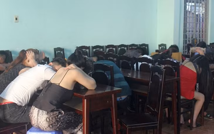  Các đối tượng dương tính với ma túy bị tạm giữ tại Công an TP Biên Hòa.