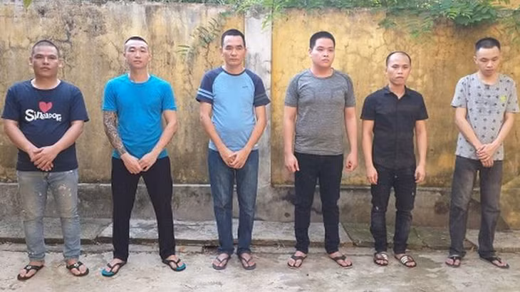  Nhóm đối tượng trong đường dây làm giả giấy tờ, buôn lậu ô tô tại cơ quan điều tra (Ảnh: CAHT).
