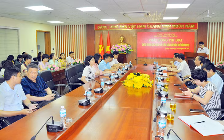 Quang cảnh lễ phát động thi đua của Trung tâm Truyền thông tỉnh.