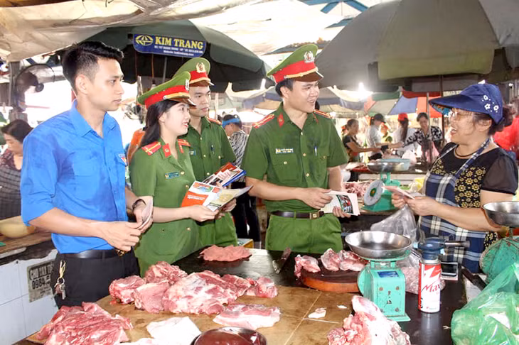 Thanh niên Công an tỉnh phát tờ rơi tuyên truyền, vận động người dân phòng chống bệnh Dịch tả lợn Châu Phi. (Ảnh: ĐTN Công an tỉnh)