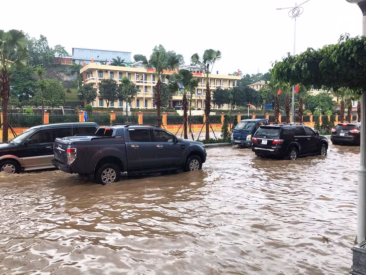 ước mưa không thoát kịp khiến cho việc tham gia giao thông gặp nhiều khó khăn. Ảnh chụp tại khu vực tổ 8, khu 6, phường Hà Tu, TP Hạ Long.