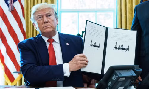 Tổng thống Trump sau khi ký lệnh trừng phạt lãnh tụ tối cao Iran. Ảnh: AFP.