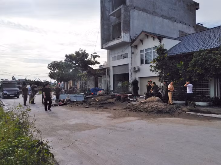 Công an TP Móng Cái phong tỏa hiện trường điều tra vụ việc.