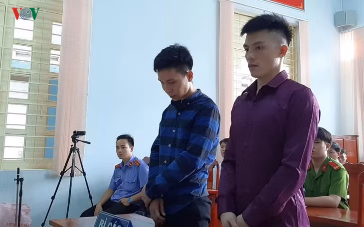  Hai bị cáo tại tòa.