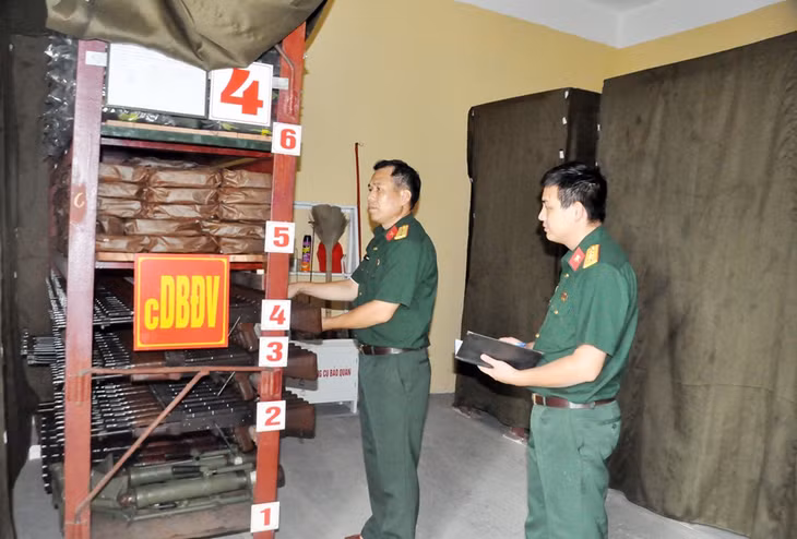 Cán bộ Ban CHQS huyện Bình Liêu thực hiện rà soát, kiểm kê vũ khí trang thiết bị tại kho đơn vị