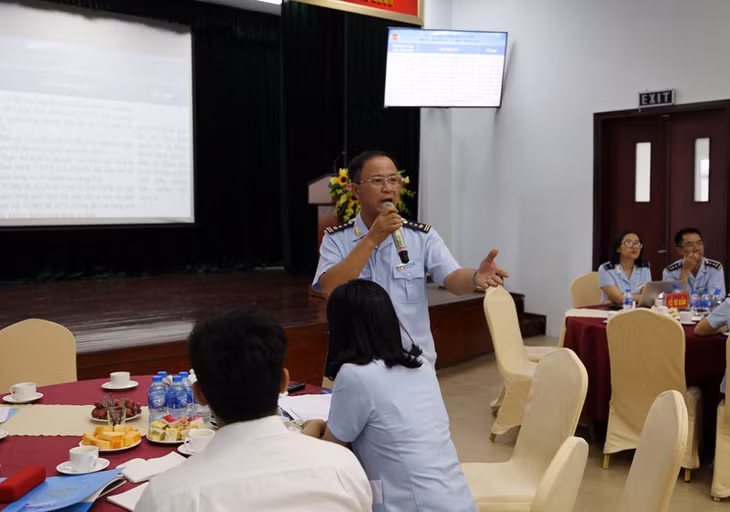 Lãnh đạo Chi cục Hải quan Cửa khẩu Móng Cái đối thoại với doanh nghiệp tại hội nghị.