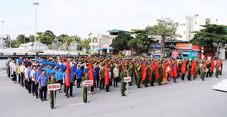 Các lực lượng TP Uông Bí tham dự mít tinh hưởng ứng Tháng phòng chống ma tuy