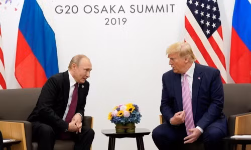 Tổng thống Nga Putin, trái, gặp Tổng thống Mỹ Trump tại Nhật Bản. Ảnh: Reuters.