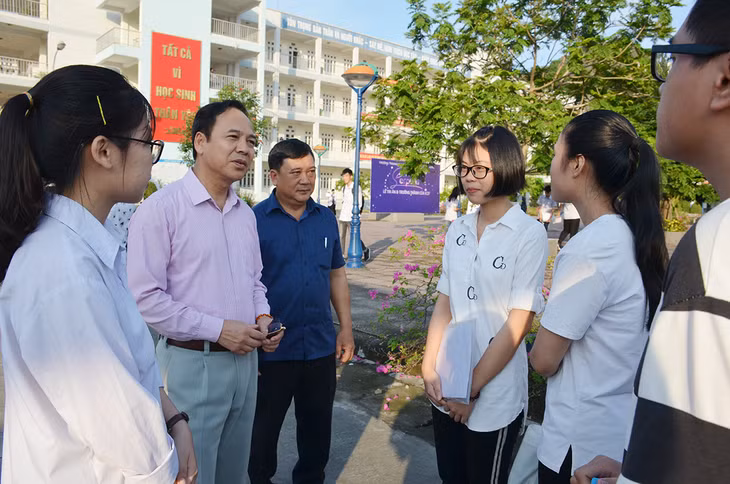 ồng chí Đặng Huy Hậu đã gặp gỡ, động viên tinh thần các thí sinh