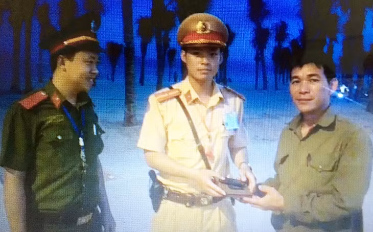Tổ công tác trao trả tài sản cho anh Bằng.