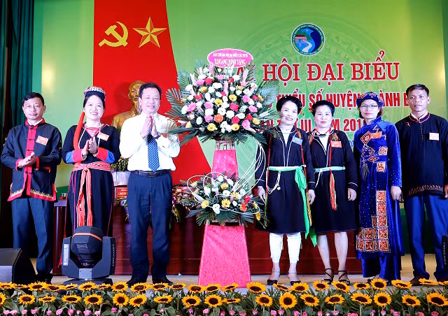 Đại biểu tặng hoa chúc mừng Đại hội.