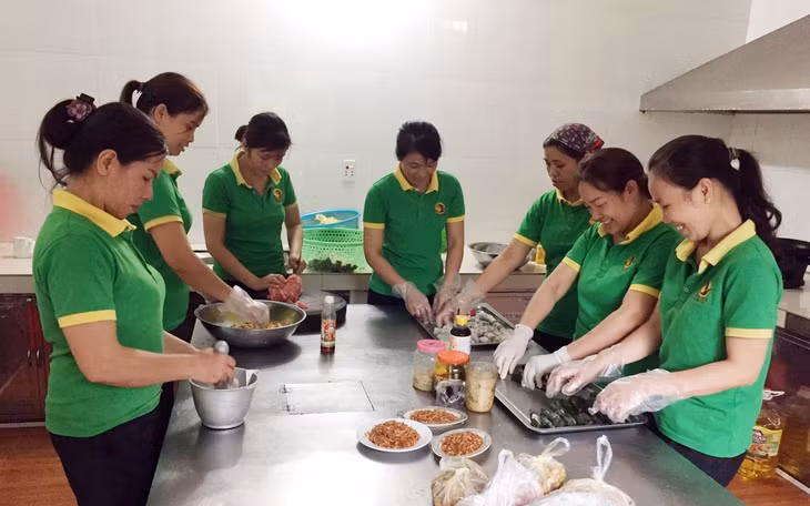 Khu du lịch làng quê Yên Đức tổ chức đào tạo bồi dưỡng cho đội ngũ cán bộ nhân viên lao động tại bộ phận bếp. 