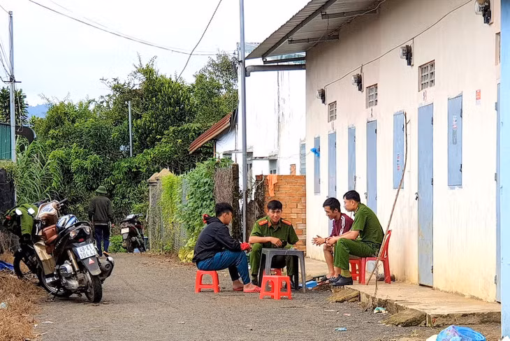 Công an lấy lời khai những người xung quanh dãy nhà trọ, nơi xảy ra vụ án. Ảnh: Hoài Thanh.