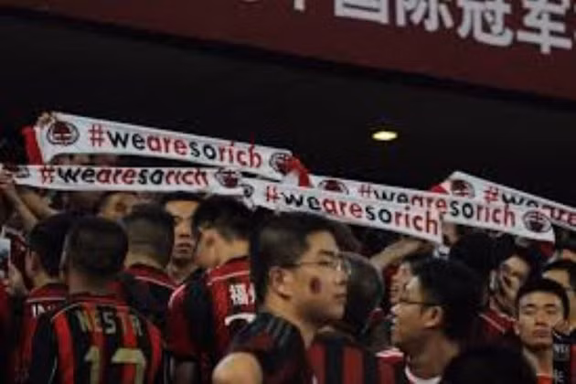  Có thời gian một nhóm CĐV AC Milan còn tự hào "We are so rich". Đáng buồn thay, đó chỉ là phần nổi của tảng băng chìm!