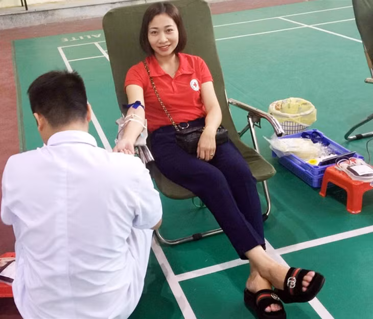 Bạn Vũ Thị Trinh, Bí thư ĐTN xã Đoàn Kết (huyện Vân Đồn) trong một đợt tham gia hiến máu tình nguyện.