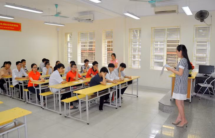 Cán bộ làm thi phổ biến kĩ càng quy chế của kỳ thi cho các thí sinh.
