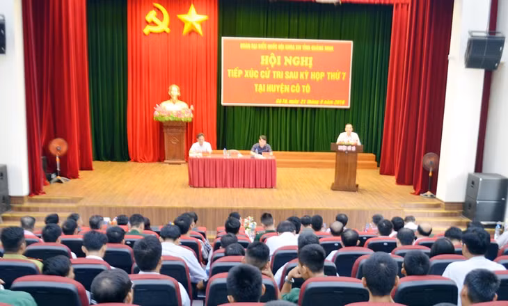 Quang cảnh hội nghị tiếp xúc cử tri tại huyện Cô Tô.