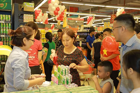 Ngày đầu khai trương đông đảo người dân Móng Cái đã đến mua sắm tại Vincom