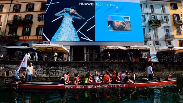 Biển quảng cáo Huawei P30 Pro tại Milan. Ảnh: CNN.