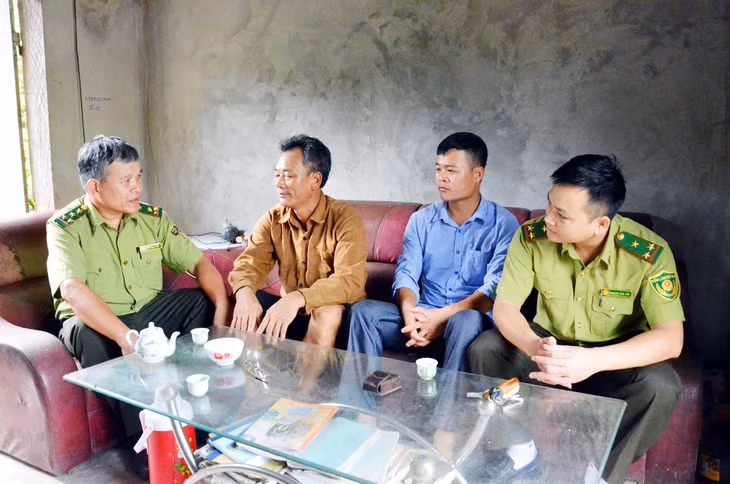 Cán bộ huyện, xã phối hợp đến tuyên truyền chính sách, pháp luật của Nhà nước về quản lý và khai thác rừng cho gia đình ông Lý A Tài, thôn Cái Mắt, xã Tiên Lãng, huyện Tiên Yên.