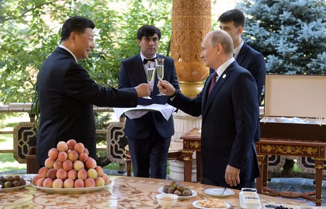 Tổng thống Nga Vladimir Putin (phải) nâng ly với Chủ tịch Trung Quốc Tập Cận Bình để chúc mừng sinh nhật ông trước Hội nghị về các biện pháp xây dựng niềm tin và tương tác ở châu Á (CICA) tại Dushanbe, Tajikistan, ngày 15/6. Ảnh: Reuters.