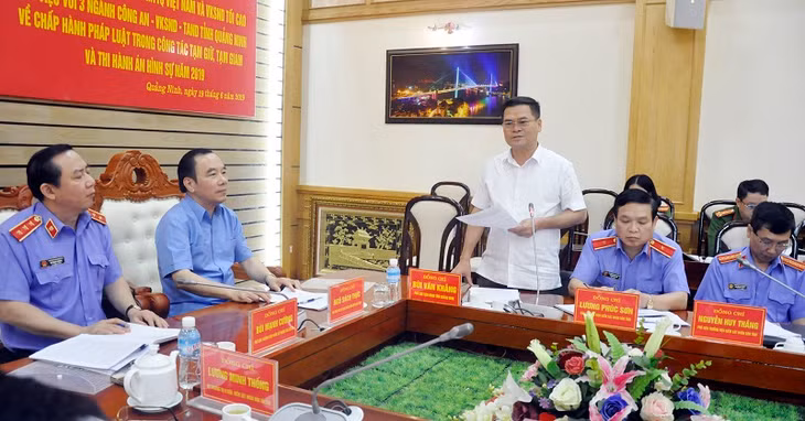 Đồng chí Phó Chủ tịch UBND tỉnh Bùi Văn Khắng phát biểu tại cuộc làm việc.