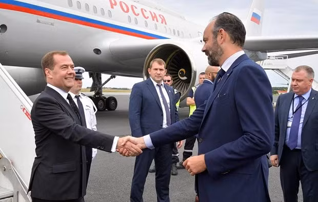 Thủ tướng Pháp Edouard Philippe đón Thủ tướng Nga Dmitry Medvedev ngày 24/6 tại thành phố Le Havre, vùng Normandie, miền Tây Bắc nước Pháp. (Nguồn: TASS)