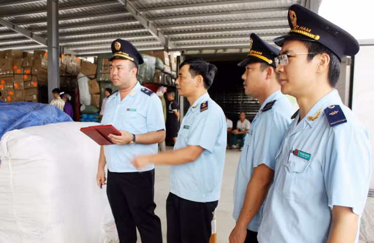 Chi cục Hải quan cửa khẩu Móng Cái kiểm tra hàng hóa XNK tại cửa khẩu Bắc Luân