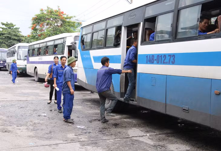 Xe ca đưa đón công nhân Công ty CP Than Hà Tu - Vinacomin vào ngày làm việc mới.