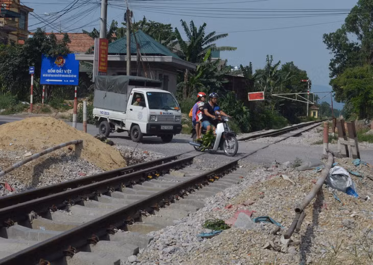 Người dân vẫn còn rất chủ quan khi tham gia giao thông đi qua đường sắt