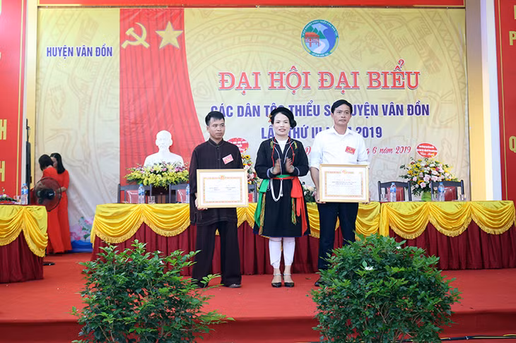 Đồng chí Ân Thị Thìn, trao giấy khen của Trưởng ban dân tộc tỉnh Quảng Ninh cho các tập thể, cá nhân xuất sắc trong thực hiện công tác dân tộc
