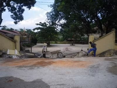  Hiện trường cổng trường bị sập. (Ảnh: Tiền phong)