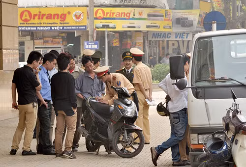 Nếu thực thi công vụ đàng hoàng thì CSGT ngại gì quay phim, chụp ảnh