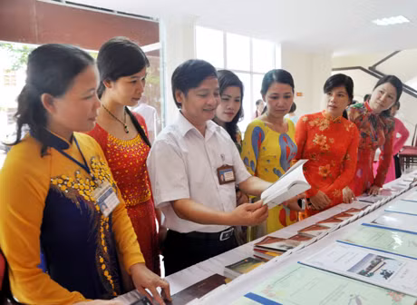 Nhà giáo Ưu tú Lưu Xuân Giới, Trưởng Phòng GD-ĐT huyện Đông Triều giới thiệu tài liệu về lịch sử Đông Triều cho các giáo viên trên địa bàn.
