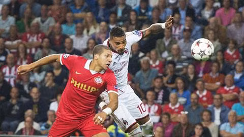 Boateng (phải) đóng góp hai bàn trong chiến thắng 3-0 của Milan trước PSV