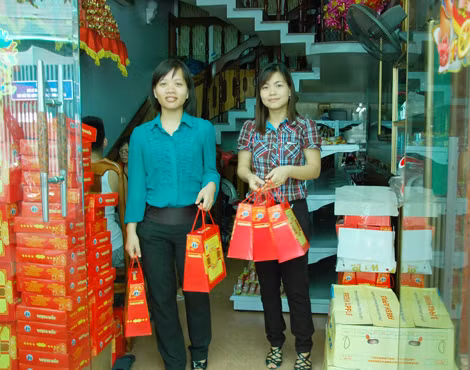 Khách hàng mua bánh trung thu truyền thống tại cửa hàng bánh Vượng Bảy.