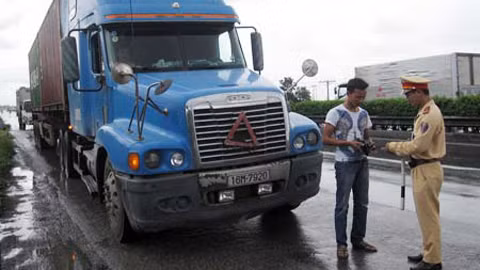 CSGT Hải Phòng kiểm tra xe container vi phạm TTATGT (Ảnh: CAND)