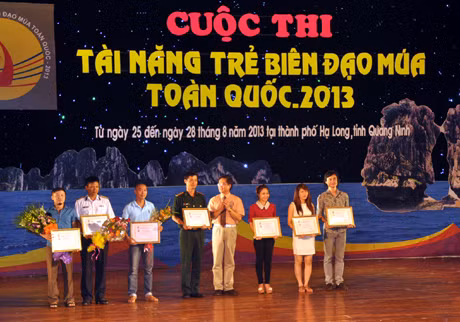 Hội Nghệ sỹ Múa Việt Nam trao Bằng khen cho 7 biên đạo đã tham gia có hiệu quả trong Cuộc thi tại lễ tổng kết.