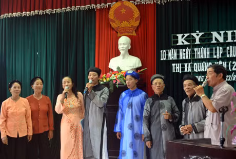 Biểu diễn hát đúm trong lễ kỷ niệm 10 năm thành lập CLB Hát đúm Quảng Yên.