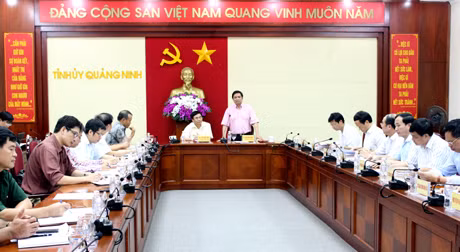 Đồng chí Phạm Minh Chính, Uỷ viên Ban Chấp hành T.Ư Đảng, Bí thư Tỉnh ủy phát biểu tại buổi làm việc.