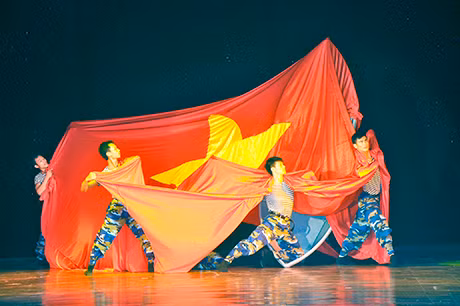 "Vượt sóng" của biên đạo Nguyễn Văn Dũng (Đoàn Văn công Quân chủng Hải quân)