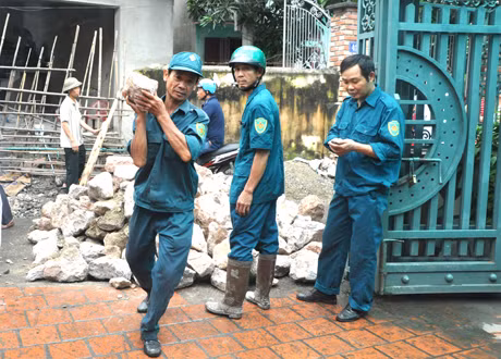 Các lực lượng chức năng của phường Cẩm Đông, TP.Cẩm Phả hỗ trự gia đình khắc phục sự cố