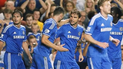 Gặp đôi chút khó khăn, nhưng Chelsea (xanh) vẫn đánh bại Aston Villa để vươn lên ngôi đầu BXH