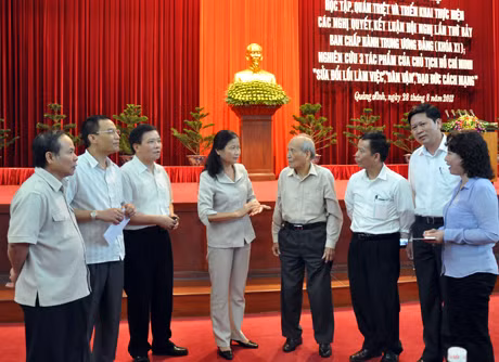 Đồng chí Đỗ Thị Hoàng, Phó Bí thư Thường trực Tỉnh ủy, Trưởng đoàn ĐBQH tỉnh cùng các đại biểu dự hội nghị trao đổi thực hiện kết luận Hội nghị lần thứ 7 Ban Chấp hành T.Ư Đảng (Khóa XI).