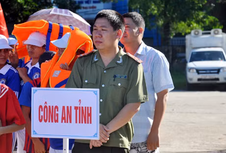 Các thành viên đoàn Công an tỉnh tham gia hội bơi